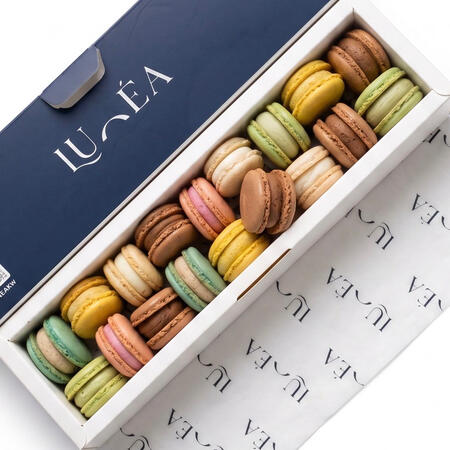 Lunéa Macarons Box 16kd بوكس 60+ قطعة ماكرون بـ كل النكهات يحتوي على مكس 6 نكهات (فانيلا،جوكلت،كندر،فراوله جيزكيك،بستاشيو،مانقا) بـ الوان كلاسيك تناسب كل نكهه