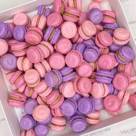 Lunéa Macarons Box 16kd بوكس 60+ قطعة ماكرون بـ كل النكهات يحتوي على مكس 6 نكهات (فانيلا،جوكلت،كندر،فراوله جيزكيك،بستاشيو،مانقا) بـ الوان كلاسيك تناسب كل نكهه
