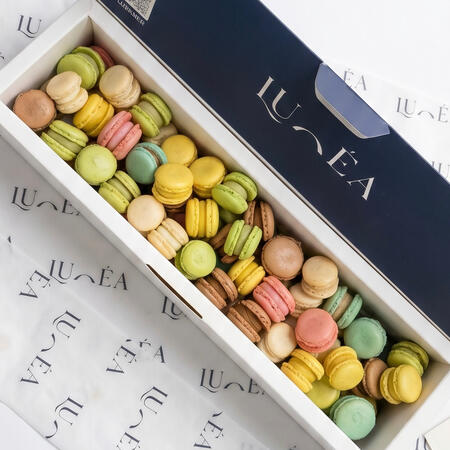 Micro macarons box 14kd بوكس 100+ قطعة ماكرون بـ نكهة واحدة يحتوي على نكهة واحدة (فانيلا،جوكلت،كندر، جيزكيك فراوله،بستاشيو،مانقا) بـ لون كلاسيك او عده الوان